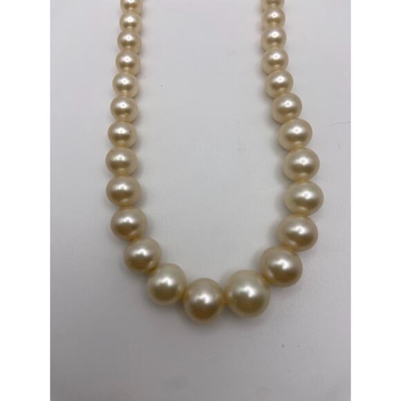 Vintage Crown Trifari Graduated Faux Pearl Tulip Clasp Classic Necklace - Picture 6 of 10